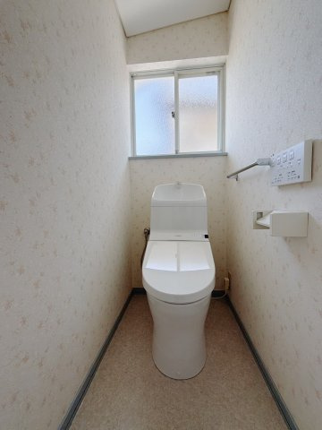 ■トイレ｜白を基調とした清潔感溢れるトイレになっています。トイレには窓がついていますので常に換気をすることができ清潔を保てます。