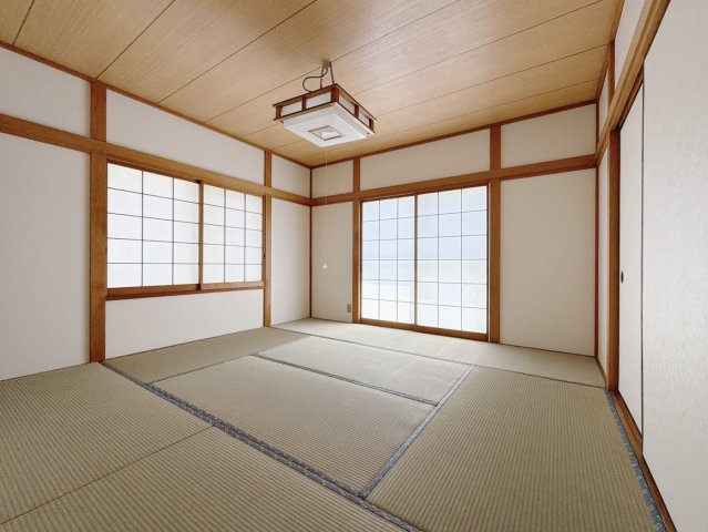 ■和室｜フローリングでは感じることのできない圧倒的な寛ぎやすさを実感してください。周りを気にせず寝そべれば心地の良い時間を過ごせます♪