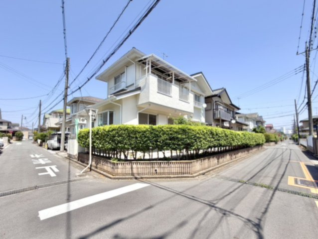 ■外観｜角地に位置しているため開放感があり、日当たりや風通しも良好で、快適な生活環境が整っています♪