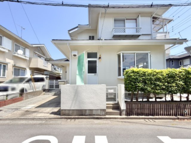 ■外観｜南側のお庭なので暗くなりがちな夕方も明るい印象にしてくれます♪道路から離れたお庭なのでお子様が外で遊ぶ際も安心です♪リビングからお庭が見える子育て世帯にも嬉しい設計です♪