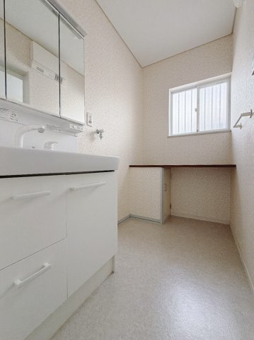 ■洗面室｜洗濯機を置いてもゆとりある広さの洗面脱衣室です♪三面鏡の洗面化粧台なので身支度もしやすくおしゃれが好きな方にも嬉しい設計です♪窓があるので換気の際も楽ちんです♪