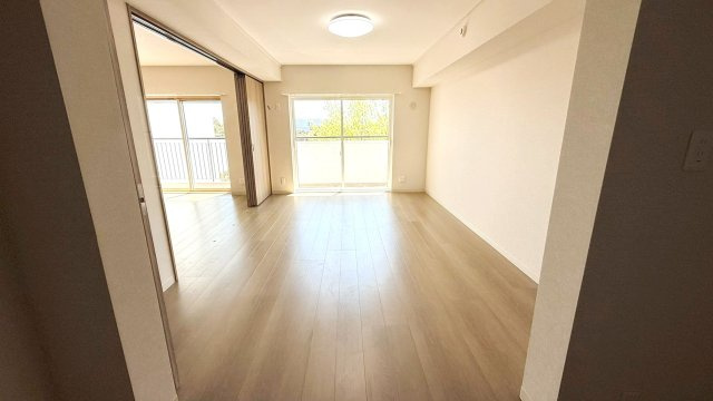 明るい光が差し込む南向きのLDKは、広々19帖。家族が集まり、ゆったりと寛げる開放的な住まいです