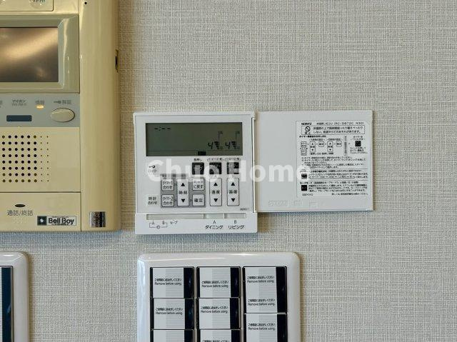 【床暖房】冬は足元から暖めてくれる床暖房はエアコンとは違って埃が舞いませんので健康にも良さそうですね。