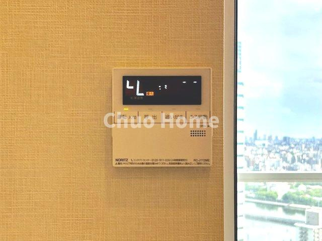 【給湯リモコン】外での一日を忘れさせてくれるオートバス機能でお好みの湯量・温度に調整された浴槽。