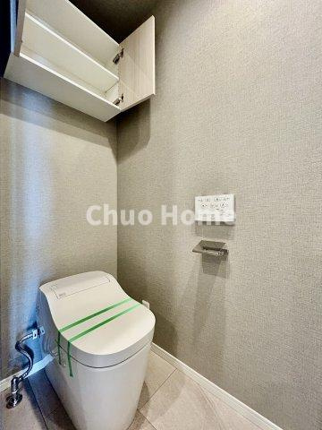 【トイレ】　収納スペースをしっかりと確保した温水洗浄便座機能付きトイレ。温水洗浄便座は清潔にお使いいただくための大切なアイテムです。