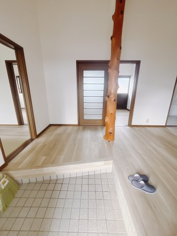 ■玄関｜毎日の「いってらっしゃい」や「お帰りなさい」を大切なご家族と過ごす玄関は〈使いやすさ〉を追求しております。