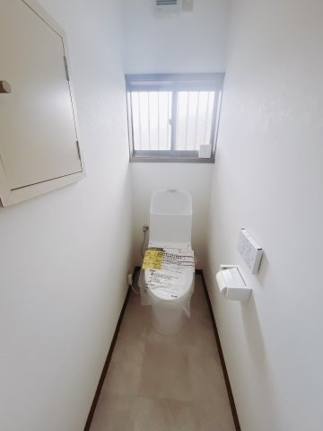 ■トイレ｜窓付きのトイレにあっています。常に換気もできて綺麗を保てますね♪