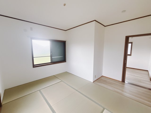 ■和室｜意外と場所をとるアイロンがけや、お洗濯物を畳むときにも広々と使うことができ、ちょっと一休みしたいとき、すぐに横になれるのも魅力です♪