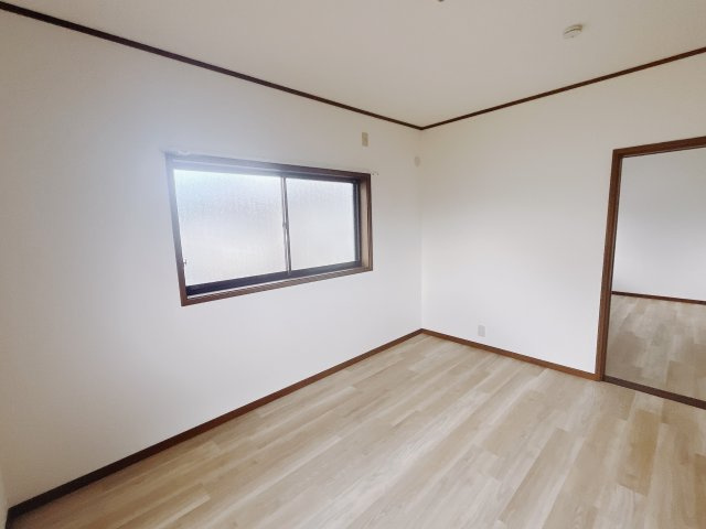 ■洋室｜洋室には大きな窓をご用意しています。日中はあたたかな日差し差し込み自分時間も充実できますね＾＾