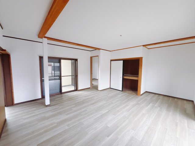 ■洋室｜木製で懐かしさのある家具やアンティーク調の小物に囲まれてレコードを流したり小説を読んだり…そんな心ときめく暮らしをしませんか？