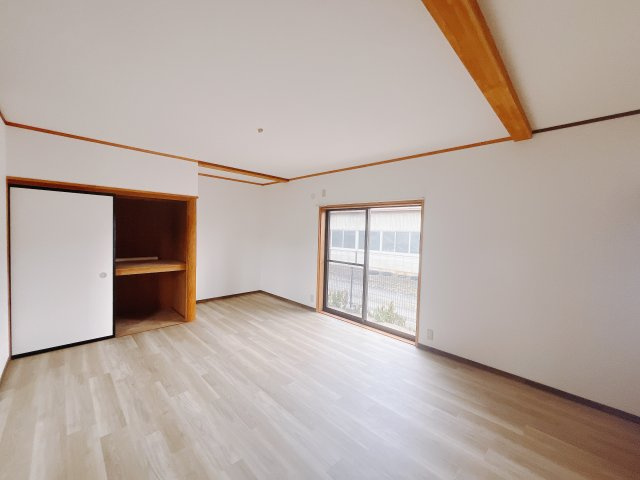 ■洋室｜大きい窓からあたたかいたっぷりの光が入ります♪開放的な空間で毎日をもっと快適に(*＾＾*)