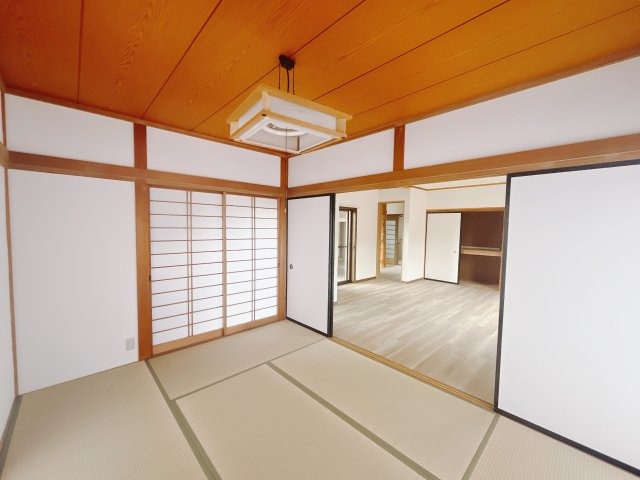 ■1階和室｜「続き間の和室」は子育て世代にこそ適しています。お子様のお昼寝スペースや、洗濯物をたたむのに便利です。