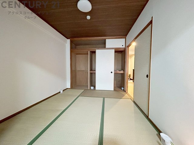 来客時の寝室や家事スペースなど、多目的に使える和室。畳ならではの柔らかさと調湿性で、季節を問わず快適に過ごせる便利な一部屋です。　