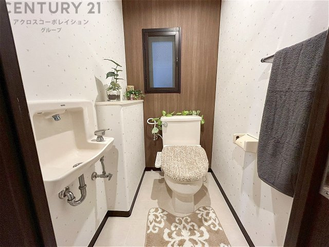 温水洗浄便座付トイレは温水洗浄機能により、暖かい水でおしりを洗浄することができ、冷たい水を使う従来の便座に比べ、温水洗浄機能で暖かいトイレを提供し、快適な使用を可能にします。　