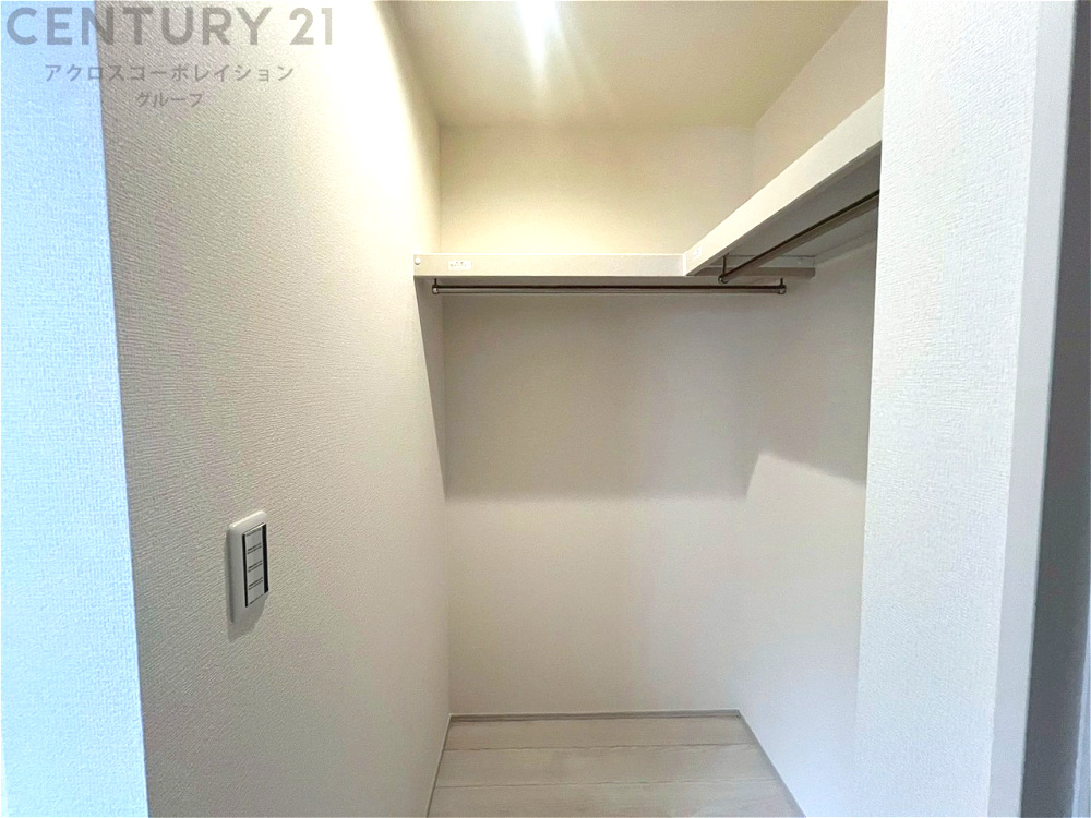 収納力が高く洋服や小物を整理しやすく、更衣室のように使え、部屋がすっきり保てます。収納の配置を自由に調整でき、換気性が良く防湿・防虫対策も可能。快適で機能的な生活空間を実現できます♪