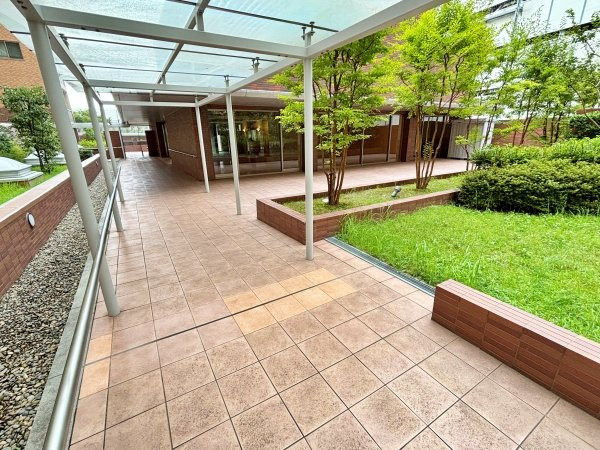 マンションへと続く廊下部分？