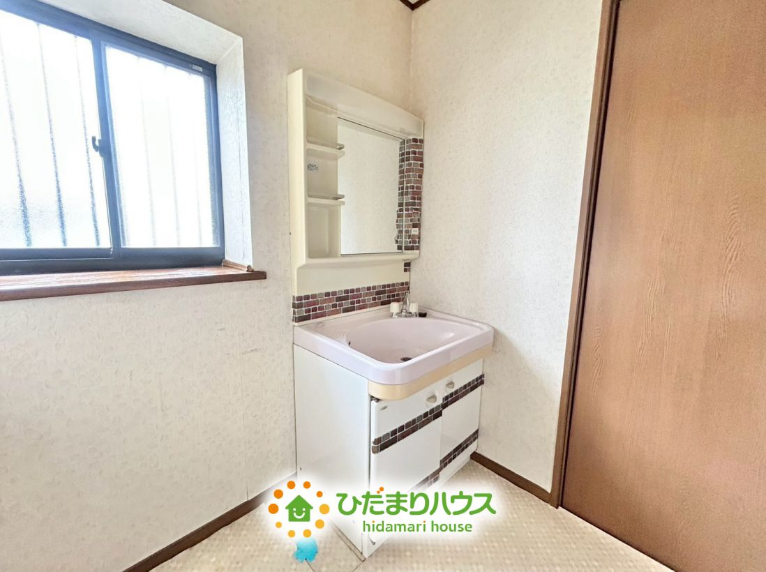 三面鏡タイプの洗面台です！三面鏡の裏にはちょっとした日用品を収納可能です！