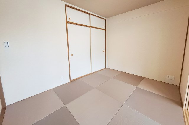 和室：半帖畳新調、クロスと襖を貼替え済み。