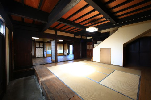 当時の建具も充実し、大きな梁や鴨居あり