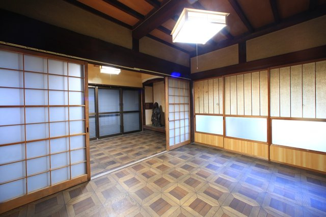 落ち着いた色調の洋室です