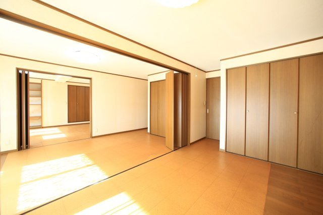 広く使う事も仕切って子供部屋にする事も可能♪
