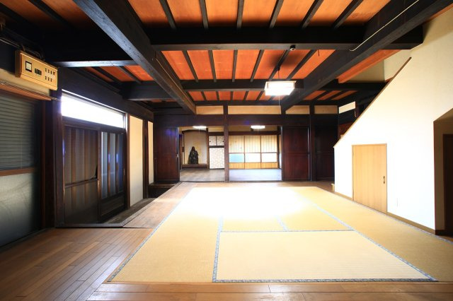 当時の建具も充実し、大きな梁や鴨居あり