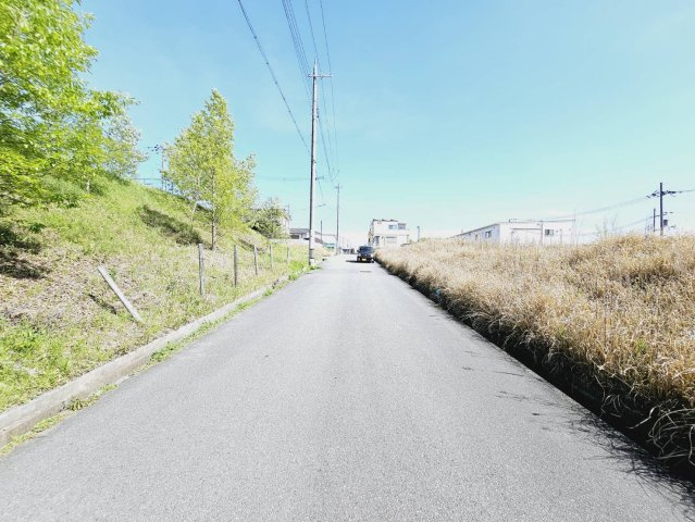 ■北東側道路幅員約6m公道に間口約34.0ｍ接面。