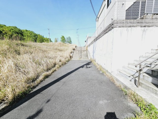 ■南東側道路幅員約4m公道に間口約17.0ｍ接面。