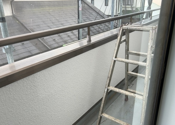 南向きで日当たり良好なワイドバルコニーです。陽光がたっぷりと降り注ぐため洗濯物や布団も乾きやすく、ガーデニングなども楽しめます。2階の居室から直接出入りできる開放的な外部スペースとなっております。