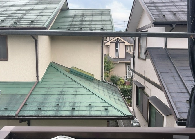 バルコニーや窓からの素晴らしい眺望です。八王子市城山手の第一種低層住居専用地域ならではの落ち着いた街並みが広がっており、日々の暮らしの中で四季折々の風情や穏やかな景色をお楽しみいただけます。
