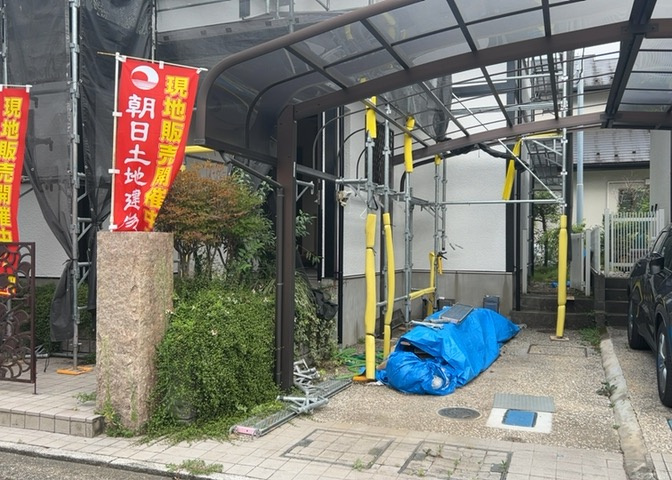敷地内には自家用車をスムーズに駐車できるカースペース（平面駐車場）を確保しております。前面道路は北側幅員約5．0ｍの公道となっており、お車の出入れや運転もしやすい配慮された環境です。