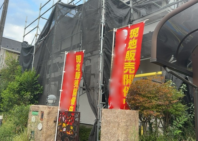 北側幅員約5．0ｍの公道に面した現地前面道路の様子です。道路幅にゆとりがあるためお車のすれ違いや車庫入れもスムーズに行えます。周辺は交通量が少なく、お子様やご年配の方の通行も安心な環境です。