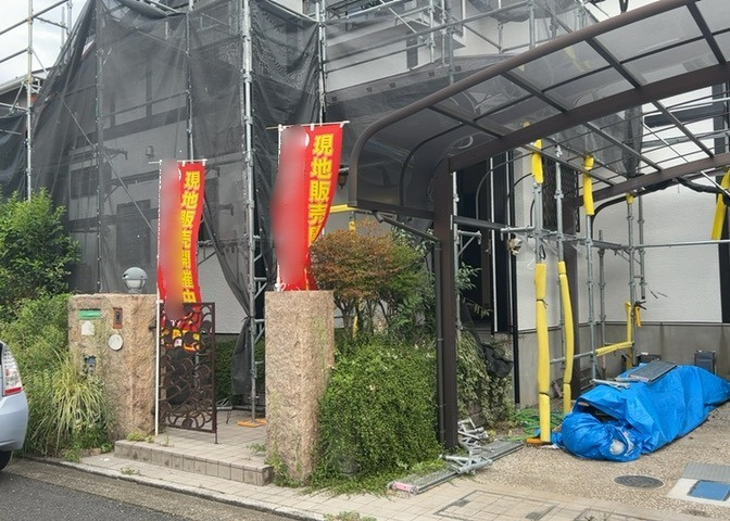八王子市城山手2丁目の閑静な住宅街に位置する現地前面道路写真です。幅員5．0ｍの公道に接しており通風や陽当りも確保しやすく、舗装も整っているため毎日のお買い物や通学・通勤の移動も快適に行えます。