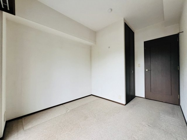 大きな窓から光が差し込む心地よい空間。子供部屋や書斎・テレワーク部屋にもピッタリです。