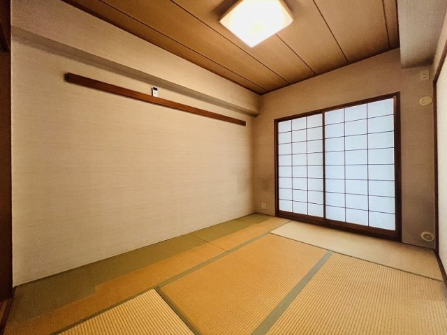 障子越しに柔らかな光が差し込む和室。大変きれいにお使いです。