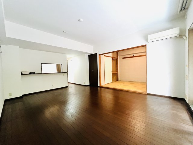 南向きのリビングは、和室と繋げて開放的に。室内底辺綺麗にお使いです。