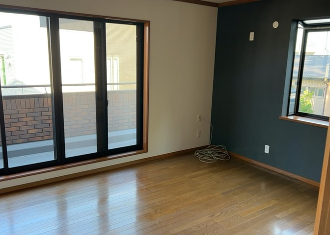 洋室のメリットは重い家具が置きやすく、身の回りが整理しやすいことです。　床がフローリングのため畳とは異なり凹みにくいです。　クローゼットなど収納が豊富で、普段使わない旅行カバンや服の整頓も簡単にです。