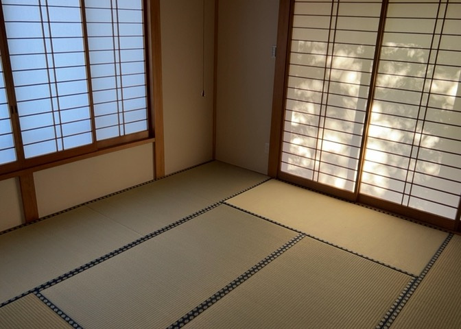 寝室でゆっくりと過ごすためにはベッド周りの適度な空間を担保することや窓の位置、照明の明るさ、寝室の広さなどを考える必要があります。自身や家族の構成とライフスタイルに併せて寝室にする部屋を選びましょう！