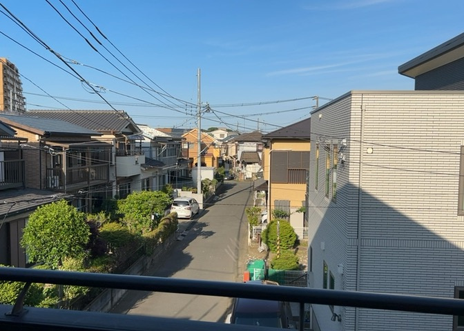 眺望を気にして物件を探す場合、前面に建物が建っていないか現地で確認しましょう！前面に建物があると景色はもちろん、日当たりや風通しにも影響が出てきます。住んだ時のことを想像しながら現地見学をしましょう。