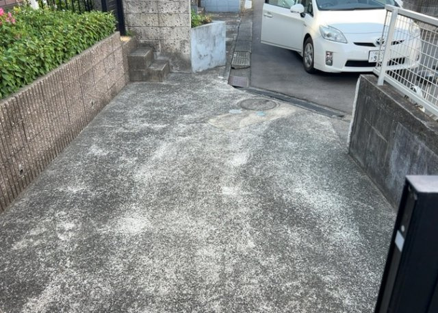 駐車場と明記されていても、最小スペースでつくられた駐車場だと大型車は駐車できなかったり、出入りしにくくなったりする可能性があります。お車のサイズと購入したい物件の駐車場のサイズを現地で確認しましょう。