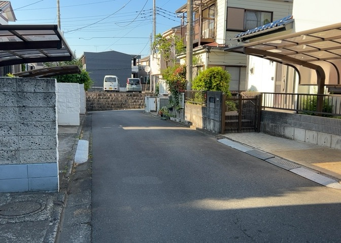 住宅用の土地では前面道路に2m以上接していなければならないと法律で定められています。しかし、お持ちの車のサイズやライフスタイルなどにより、2mでは利便が悪い場合もございますので、事前に確認しましょう。