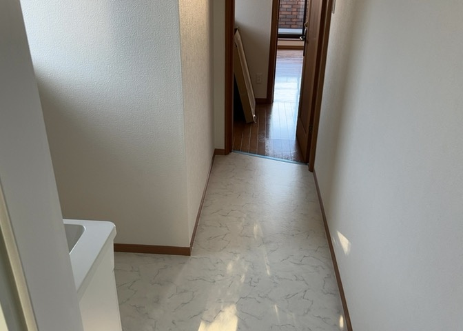 多くの戸建て住宅で見かける洗面脱衣所は、洗面台と洗濯機が2畳ほどのスペースに並べられていて、洗面所が脱衣所を兼ね備えている間取りが一般的です。お客様が利用することもある、パブリックな空間でもあります。