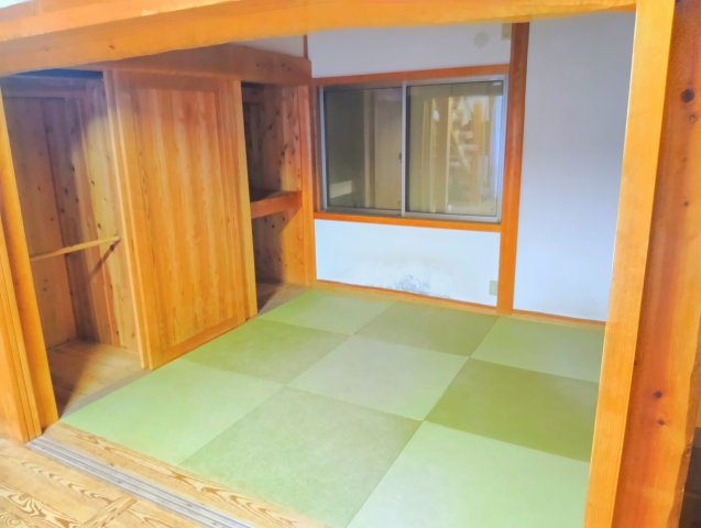 大きな収納のある落ち着いた雰囲気の和室です。