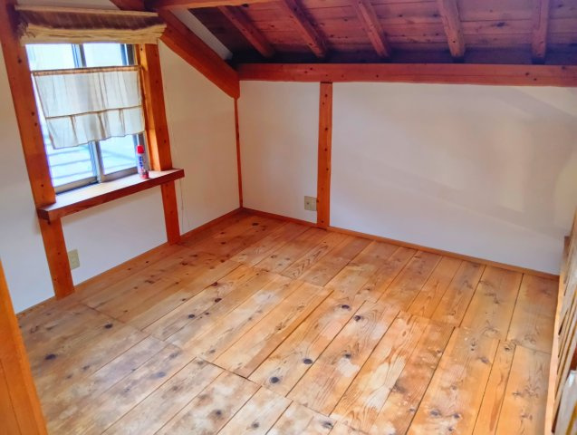 秘密基地のようなお部屋でワクワクしますね。