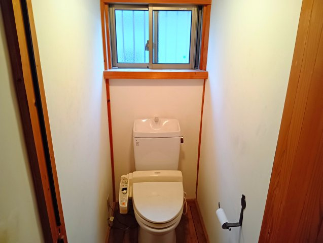 窓から光が入る、明るいトイレです。　