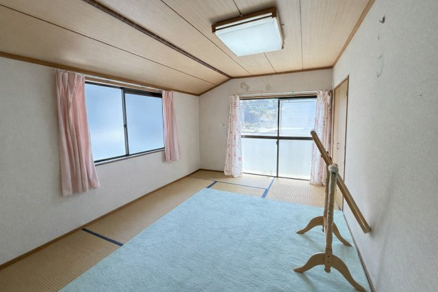 2階にある和室は、主寝室や趣味の空間としても活用できる落ち着いた空間です。収納も備わっており、生活感を抑えたすっきりとした暮らしが可能です。バルコニーに面しており、採光や風通しも良好です。