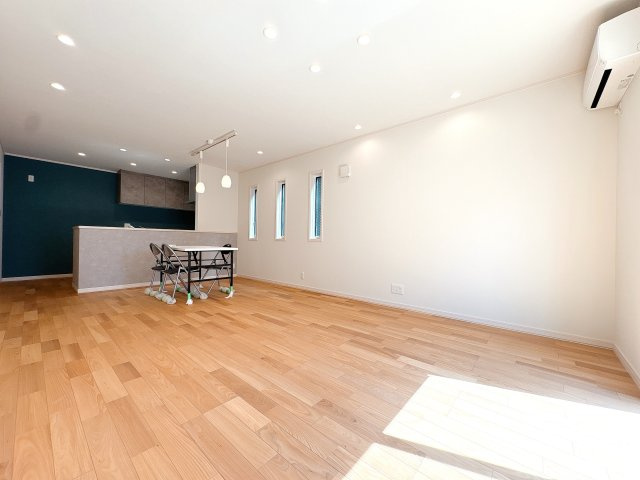 南向きの日当たりの良いリビングになります♪部屋の角にはファミリークローゼットもございます♪