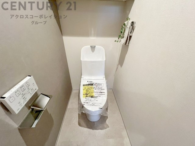 温水洗浄便座付トイレは温水洗浄機能により、暖かい水でおしりを洗浄することができ、冷たい水を使う従来の便座に比べ、温水洗浄機能で暖かいトイレを提供し、快適な使用を可能にします。　