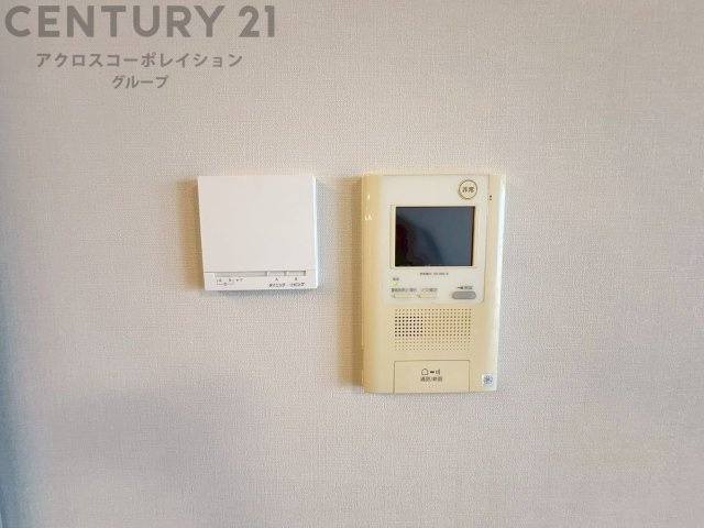 訪問者が来たときにテレビ画面で確認できるため、安心してドアを開けられます。録画機能があるものもあり、留守中に来訪者を記録しておくことができます。利便性が高く、セキュリティ面でも安心です。　