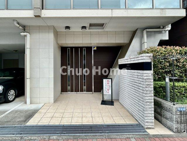 【エントランス】マンションのエントランスは、その物件の印象を決める、顔とも言える場所です。毎日通る場所ですからきれいなのが一番です。